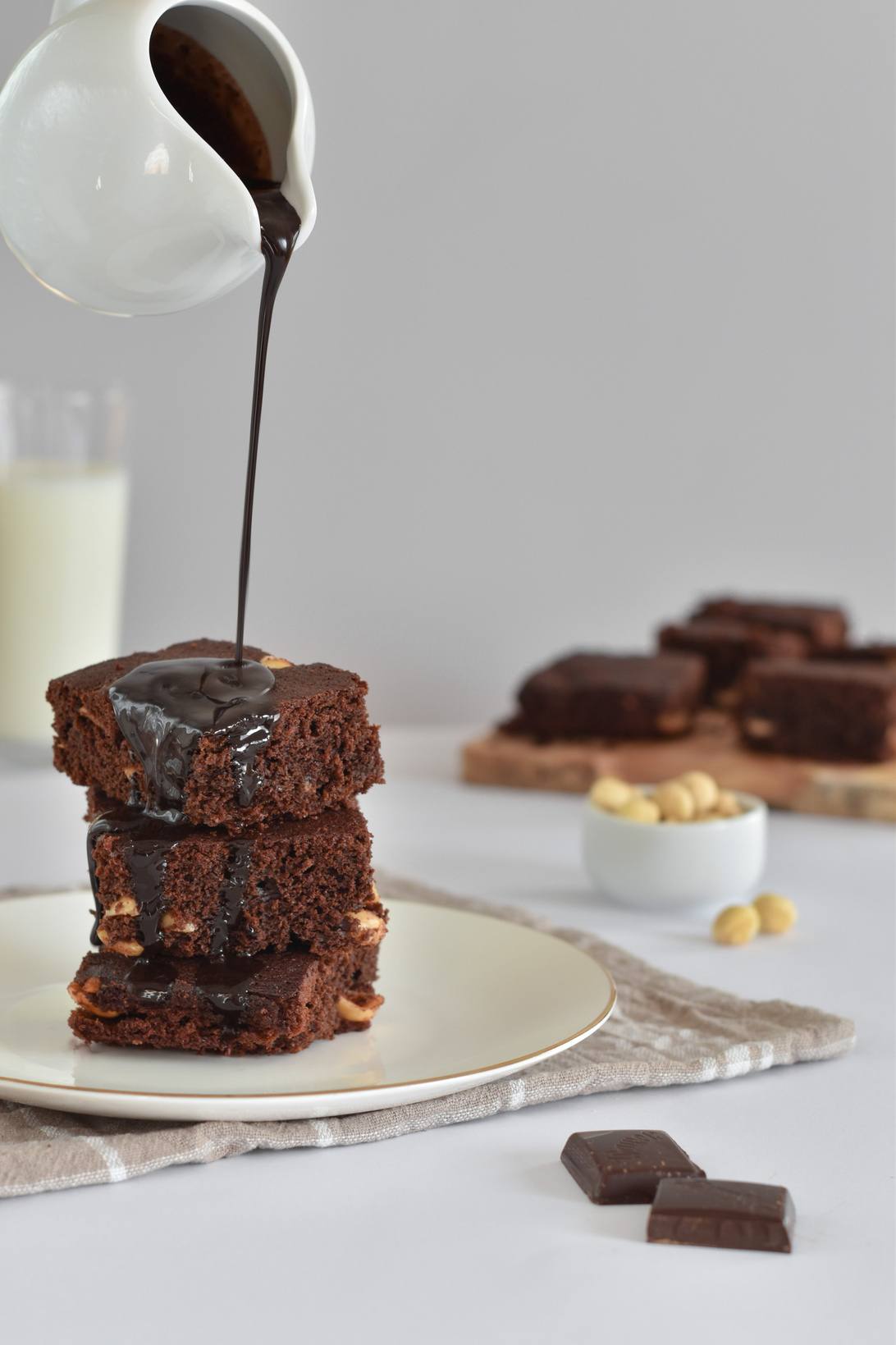 Chocolate de origen peruano vertido sobre repostería
